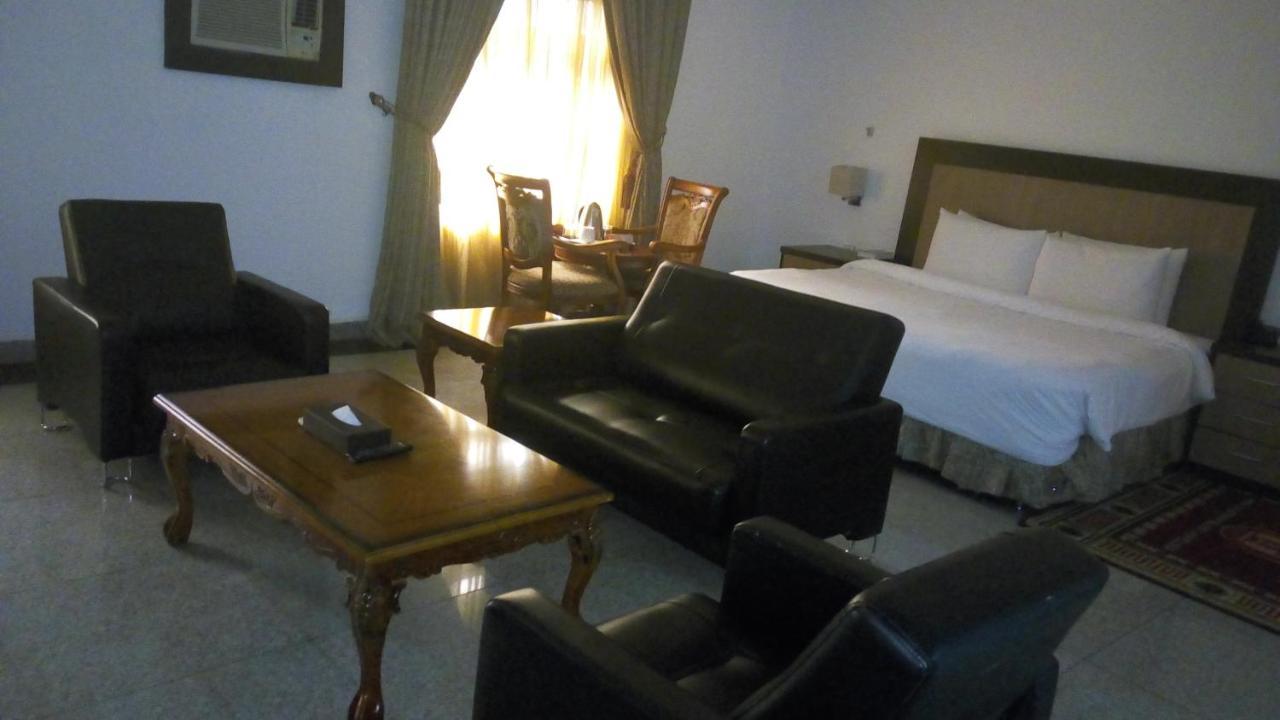 Immaculate Royal Int'L Hotel Owerri Exteriör bild