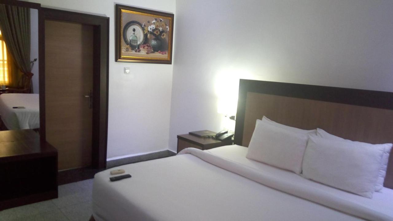Immaculate Royal Int'L Hotel Owerri Exteriör bild